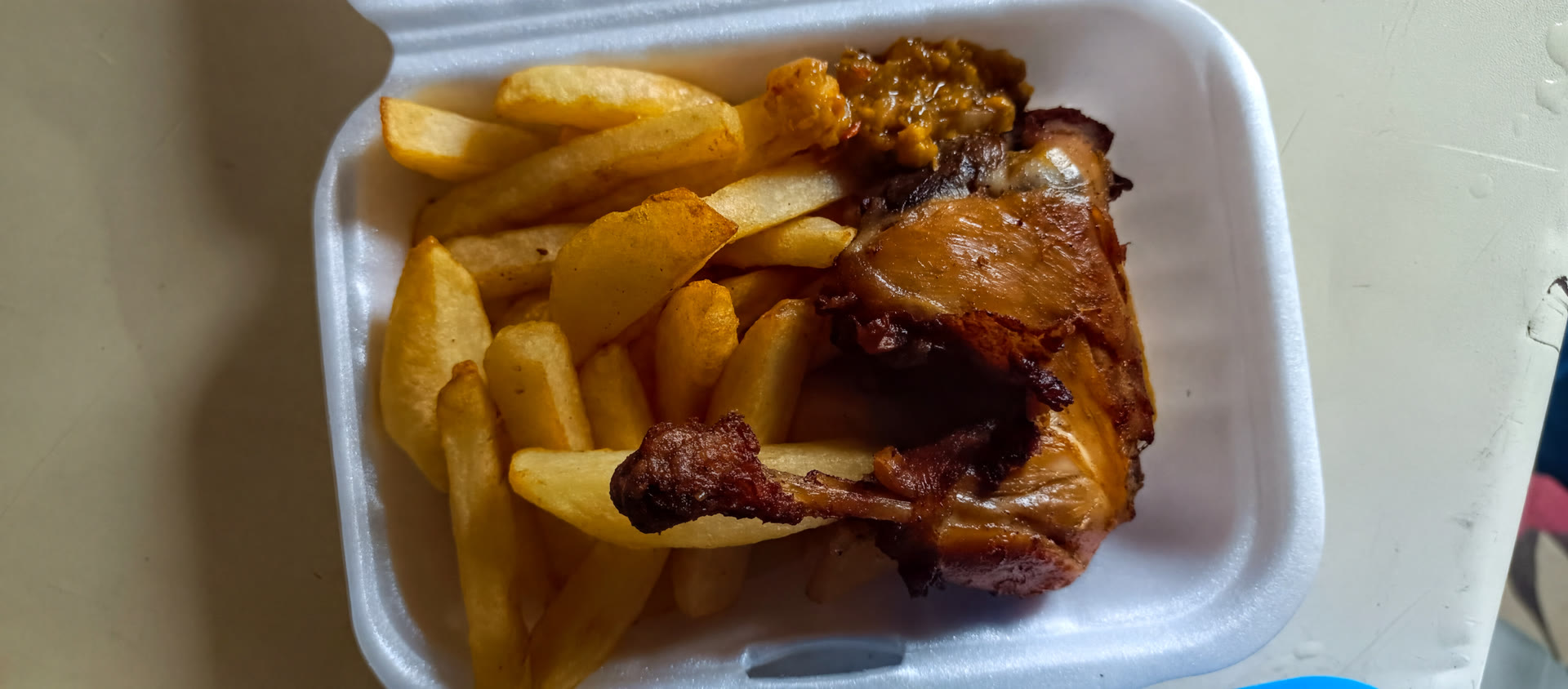 Poulet grillé accompagné de frites
