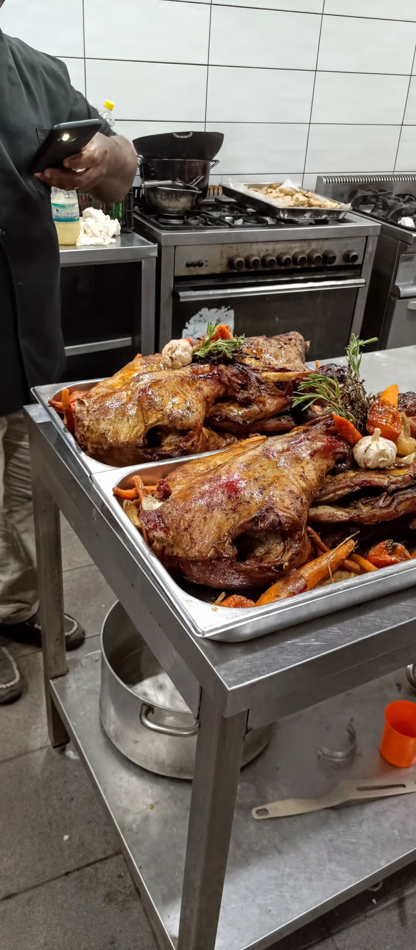 Grosses pièces préparées en cuisine par Chez Lionel
